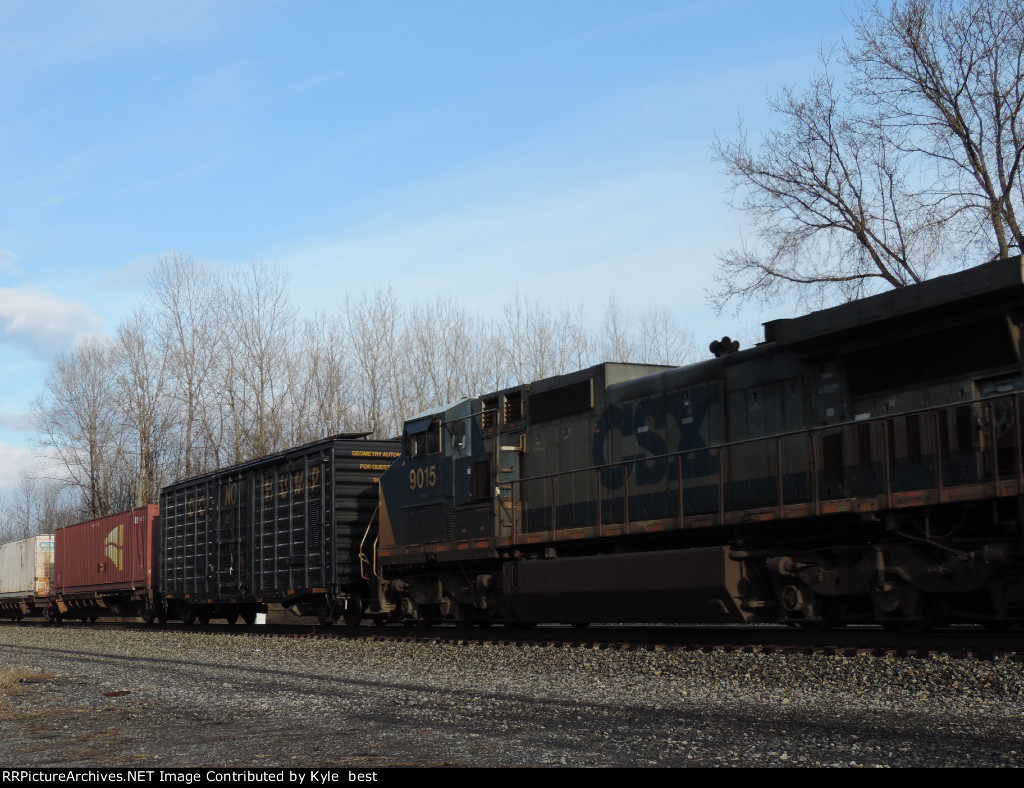 CSX 9015 on I003